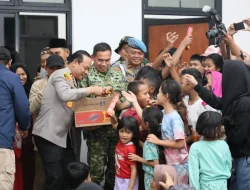 Kapolda Metro Jaya Bersama Pangdam Jaya Pastikan Penanganan Pengungsi Banjir Terlayani Dengan Baik
