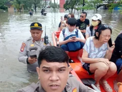 Sat Samapta Polres Metro Tangerang Kota Evakuasi Warga Terdampak Banjir di Kosambi