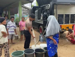 Pascabencana, Brimob Polda Sumut Penuhi Kebutuhan Air Bersih Warga di Desa Sibuluan Nauli