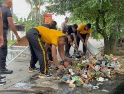 Brimob Polda Metro Jaya Gelar Bakti Sosial Kebersihan di Masjid Jami Nurul Jannah Hegarmukti
