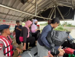 Brimob Polda Metro Jaya Terus Laksanakan Evakuasi Warga Terdampak Banjir di Perumahan The Nebraska Terrace