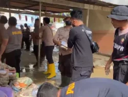 Pulihkan Sekolah Pascabanjir Bandang, Polres Bireuen Gotong Royong Bersihkan SD Negeri 11 Kutablang