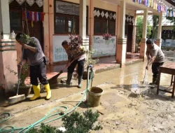 Pulihkan Sekolah Pascabanjir Bandang, Polres Bireuen Gotong Royong Bersihkan SD Negeri 11 Kutablang