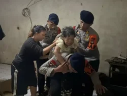 Banjir di Cikarang, Brimob Evakuasi Gendong Lansia