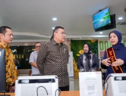 Kunjungi Dua Kantah di Sumut, Wamen Ossy Monitoring Kesiapan WBBM Hingga Serahkan Sertipikat Kepada Masyarakat