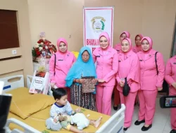 Bertemu Saat Banjir Rob Sei Tabuk, Kapolda Kalsel Berikan Bantuan Biaya Pengobatan Anak Yatim Piatu Korban Laka Lantas