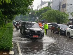 Banjir di Sejumlah Ruas Jalan, Brimob Lantas Polair PMJ Dikerahkan