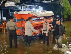 Anggota Polres Metro Tangerang Kota Turun Lapangan Bantu Warga Terdampak Banjir
