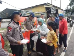 Brimob Polda Metro Jaya Hadirkan Dapur Lapangan Untuk Warga Banjir Cikarang Utara