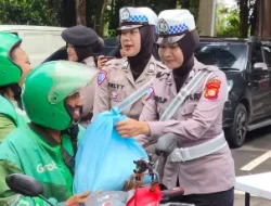 Polda Metro Jaya Gelar Jumat Peduli, Bagikan Bantuan Untuk Pengemudi Ojol