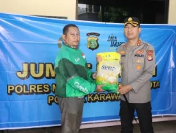 Polres Metro Tangerang Kota Gelar Jum’at Peduli, Bagikan Sembako Kepada Pengemudi Ojek Online