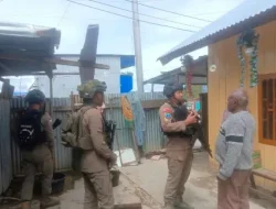 Personel Brimob Ops Damai Cartenz Gelar Patroli dan Sambang Humanis di Kampung Aikai