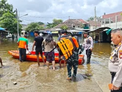 Tanggap Darurat Banjir, Polres Metro Tangerang Kota Kerahkan Perahu Karet Evakuasi Warga Jatiuwung