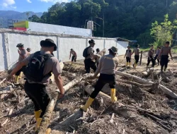 Pulihkan Pasca-Banjir Bandang, Tim SAR Resimen II Pasukan Pelopor Bersihkan Sungai di Agam