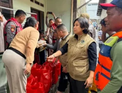 Polres Metro Bekasi Kota Terjunkan Personel dan Salurkan 500 Paket Makanan Untuk Korban Banjir di Teluk Pucung