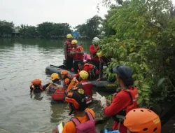 Tim SAR Brimob Polda Metro Evakuasi Ibu-Ibu Yang Tenggelam di Danau Bekasi