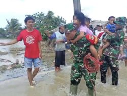Di Tengah Ancaman Banjir, Danramil 03 Cabangbungin Selamatkan Balita Di Lokasi Tanggul Jebol