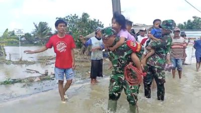 Di Tengah Ancaman Banjir, Danramil 03 Cabangbungin Selamatkan Balita Di Lokasi Tanggul Jebol