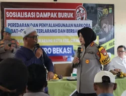Perangi Narkotika Kampung Kavling, Kapolres Metro Bekasi Turun Langsung Berikan Edukasi dan Berikan 300 Paket Sembako Kepada Warga dan Tokoh Lingkungan
