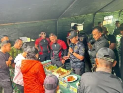 Perkuat Sinergi, Satgas Damai Cartenz dan TNI Rajut Kebersamaan di Puncak Jaya