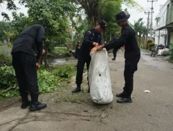 Brimob Metro Jaya Bersama Warga Gelar Aksi “Jaga Jakarta Bersih” di Cikarang Pusat, Kab. Bekasi