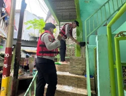 Jelang Ramadhan, Dit Samapta Polda Metro Jaya Bersih-bersih Mushola Terdampak Banjir Di Jaktim