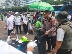 Pelayanan Humanis Polisi di Aksi Guru Madrasah, Bagikan Roti hingga Air Mineral