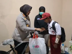 Peduli Sesama, Kapolres Metro Bekasi Serahkan Bantuan Kursi Roda, Sepeda, perlengkapan sekolah dan Sembako di Sriamur