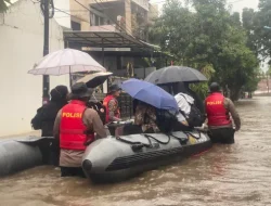 Banjir Rendam Pondok Karya Jaksel, Polisi-TNI Prioritaskan Evakuasi Kelompok Rentan