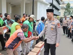 Jumat Peduli, Kapolres Metro Tangerang Kota Bagikan Sembako untuk Komunitas Ojol