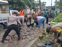 Polsek Benda bersama TNI, Forkopimcam dan Warga Bersihkan Jalan Husein Sastra Negara