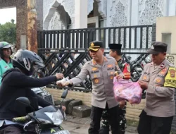 Bang Jasri Hadir di Pakojan, Kapolres Metro Tangerang Kota Bagikan Takjil dan Pererat Sinergi
