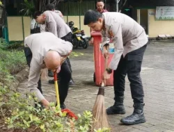 Program Bang Jasri Digelar Serentak, Personel Polres Kepulauan Seribu Kompak Bersih-Bersih Masjid