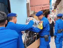 Ditpolairud Polda Metro Jaya Beri Kursi Roda Untuk Lansia Pesisir Kali Adem