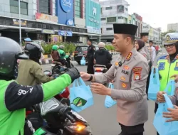 Ramadan Penuh Berkah, Kapolrestro Tangerang Kota Turun Langsung Bagikan Takjil Untuk Pejuang Jalanan
