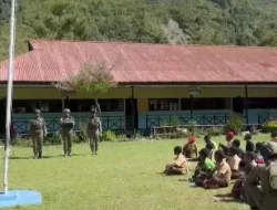 Tawa Anak-Anak Puncak Jaya Pecah di Kelas, Saat Polisi Datang Bukan Untuk Menangkap, Tapi Mengajar