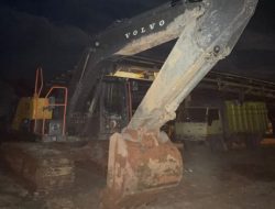 Polres Kuansing Amankan 2 Pelaku PETI dan 1 Unit Alat Berat di Desa Petapahan