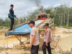 Musnahkan 5 Rakit Tambang, Polsek Pangean Tertibkan Aktivitas PETI di Desa Tanah Bekali