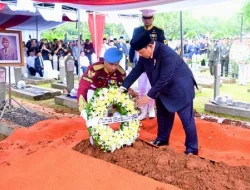 Panglima TNI Pimpin Upacara Penyerahan Jenazah dan Ikuti Upacara Pemakaman Wapres Ke-6 RI