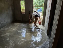 Personel TMMD Ke-127 Kodim 1514/Morotai Lanjutkan Pekerjaan Flur Lantai dan Pemasangan Lisplang RTLH