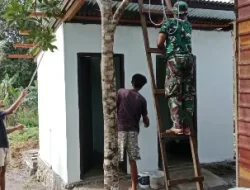 Personel TMMD Ke-127 Kodim 1514/Morotai Laksanakan Pengecatan MCK di Desa Dehegila