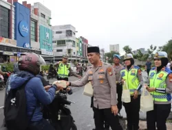 Semoga Jadi Berkah”: Kapolrestro Tangerang Kota Turun Langsung Bagi Takjil ke Pengendara