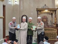 Tarawih Keliling di Cipete, Polda Metro Jaya Serahkan Al-Qur’an ke Masjid An-Nur