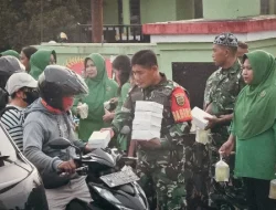 Berbagi Kebahagiaan di Bulan Suci Ramadan, Koramil Kokonao dan Koramil Timika Bagikan Takjil kepada Pengguna Jalan