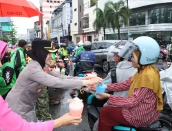 Polres Pelabuhan Makassar Berbagi Ribuan Takjil Bersama Ojol, Buruh dan Mahasiswa di Tugu Mandiri