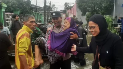 Polrestro Tangerang Kota Gerak Cepat Tangani Banjir di Kota Tangerang, Warga Dievakuasi dan Didirikan Posko Siaga