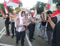 Penyampaian Aspirasi di Kedubes AS Berlangsung Kondusif, Polisi Bagikan Snack Ke Peserta Aksi