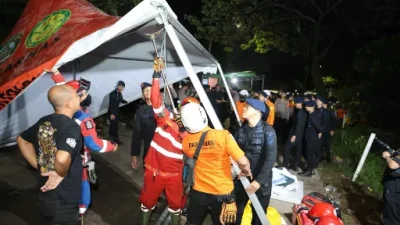 Gunung Sampah di TPST Bantargebang Longsor, 4 Orang Tewas dan Sejumlah Truk Tertimbun