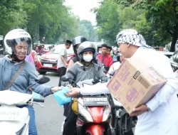 Semangat Berbagi di Bulan Ramadan, Rutan Surakarta Bagikan Takjil dengan Balutan Busana Islami