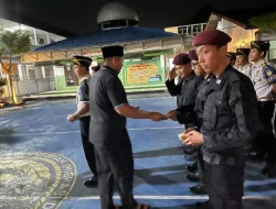 Jaga Stamina dan Kewaspadaan, Karutan Surakarta Bagikan Vitamin untuk Regu Pengamanan